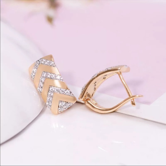 New Hot Mix 18K Gold Plated Arrow Hoop Earrings - Picture 4 of 6